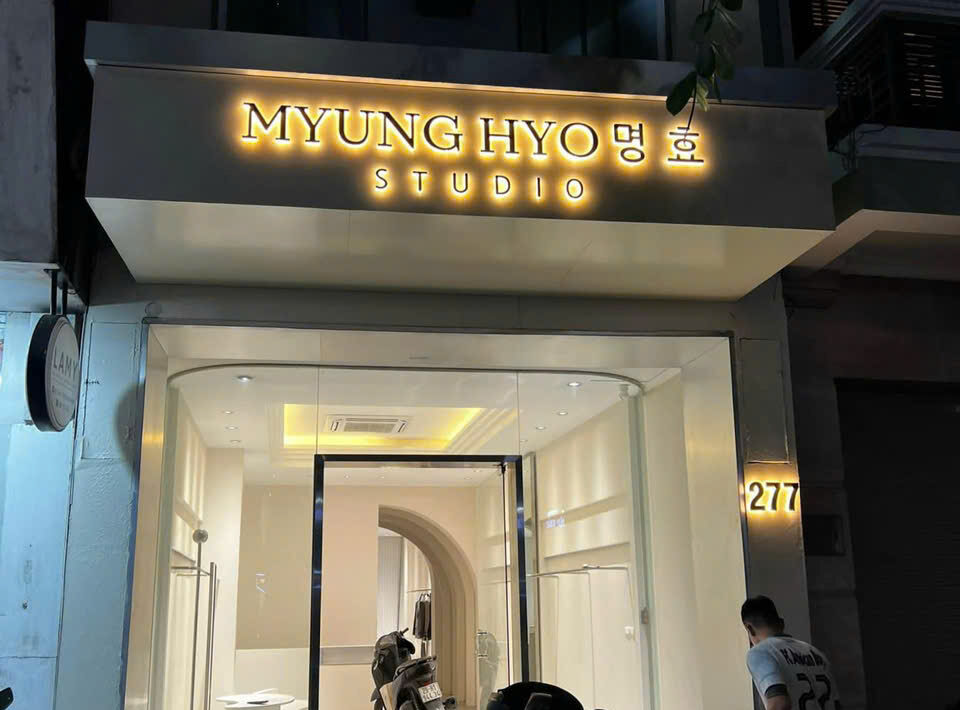 Biển shop thời trang chữ nổi sáng chân