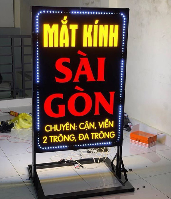 Biển vẫy có chân cửa hàng kính mắt