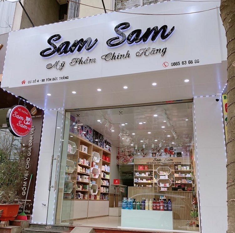 Biển cửa hàng mỹ phẩm sáng đèn LED vào buổi tối