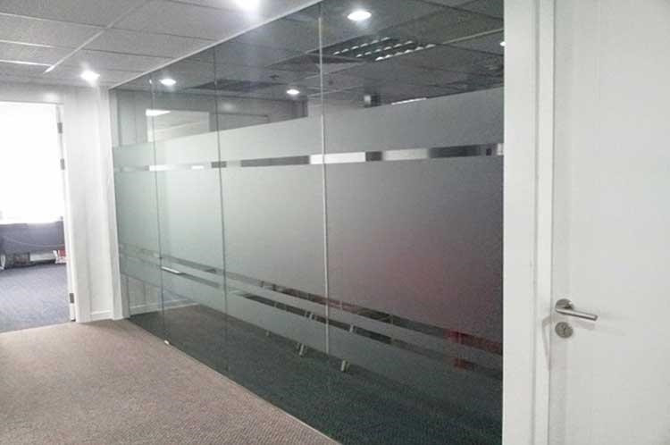Decal dán kính mặt tiền cửa hàng kính mắt