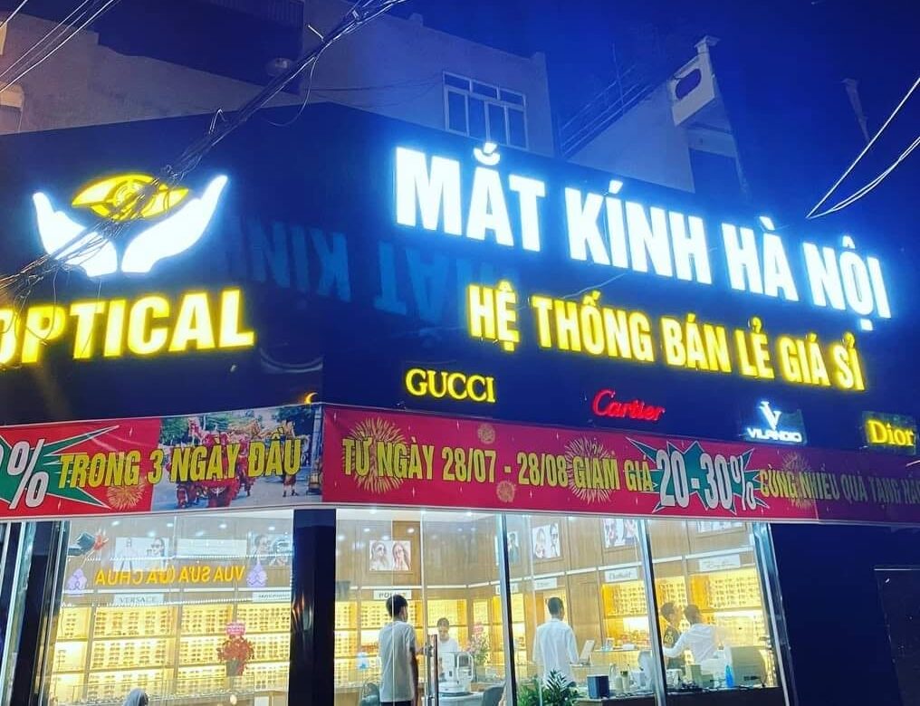 Biển cửa hàng kính mắt sáng đèn vào buổi tối