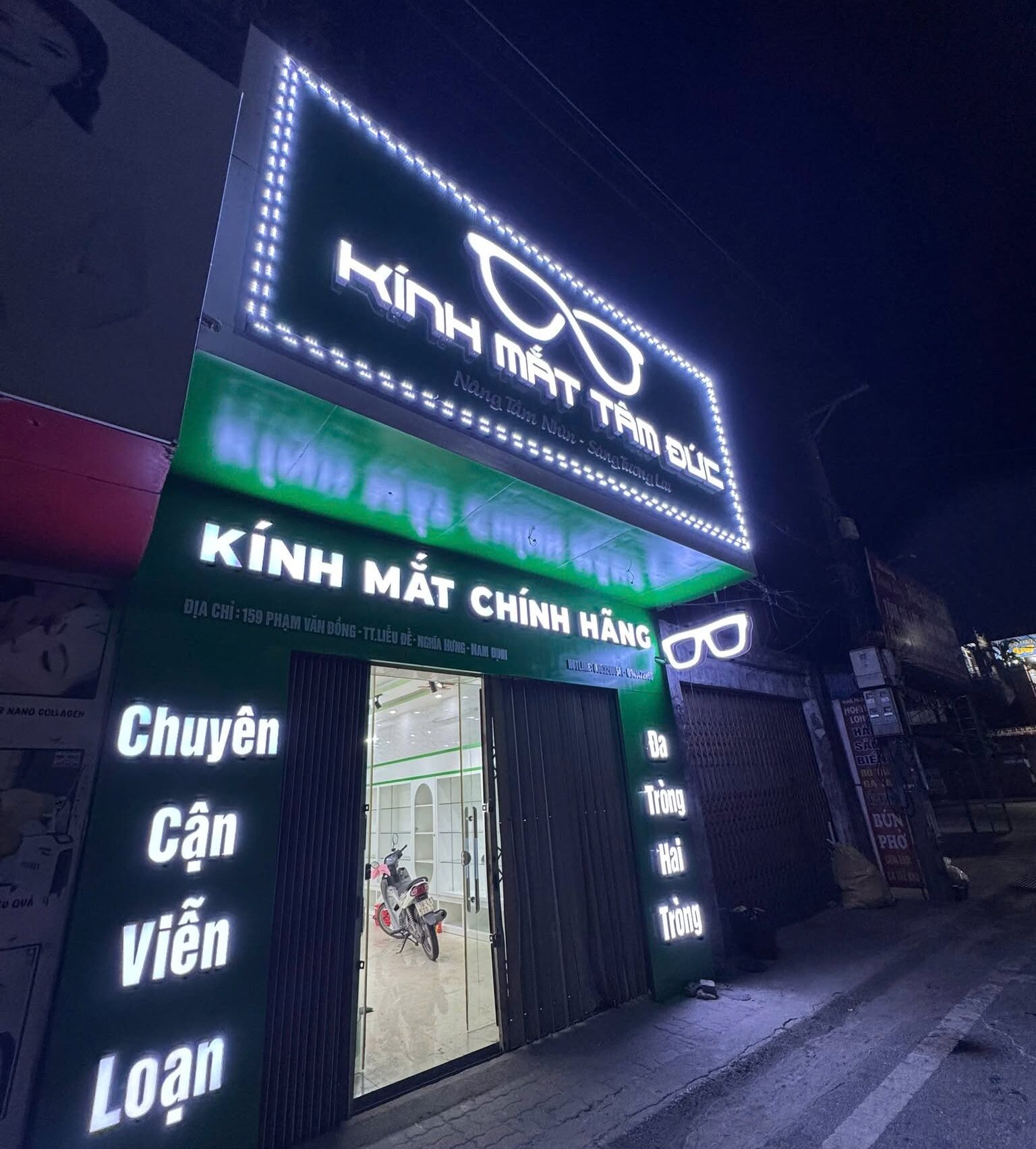 Biển cửa hàng kính mắt sáng đèn vào buổi tối