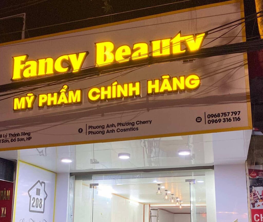 Biển cửa hàng mỹ phẩm sáng đèn LED vào buổi tối
